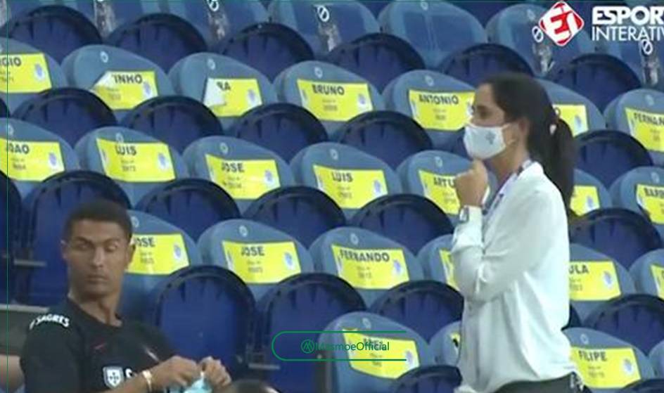 Sikap Santuy Ronaldo Ditegur Petugas Karena Tidak Memakai Masker